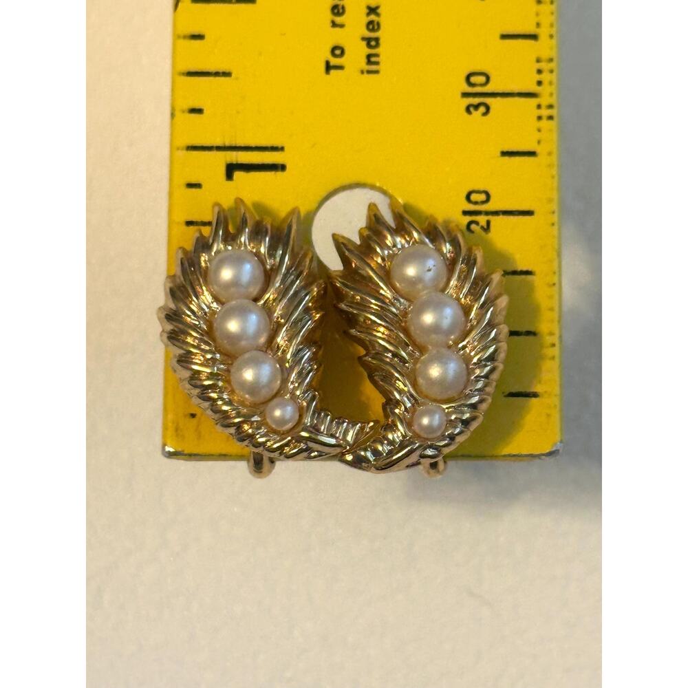 Crown Trifari Gold Tone Pearl Clip-On signed vintage Earrings -Mid Century - Picture 3 of 5